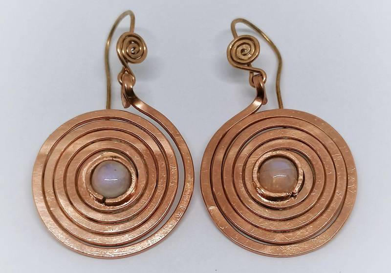 Spiralohrringe Kupfer Mit Mondstein Spiralohrringe Kupfer Mit Mondstein von LaSombrilla