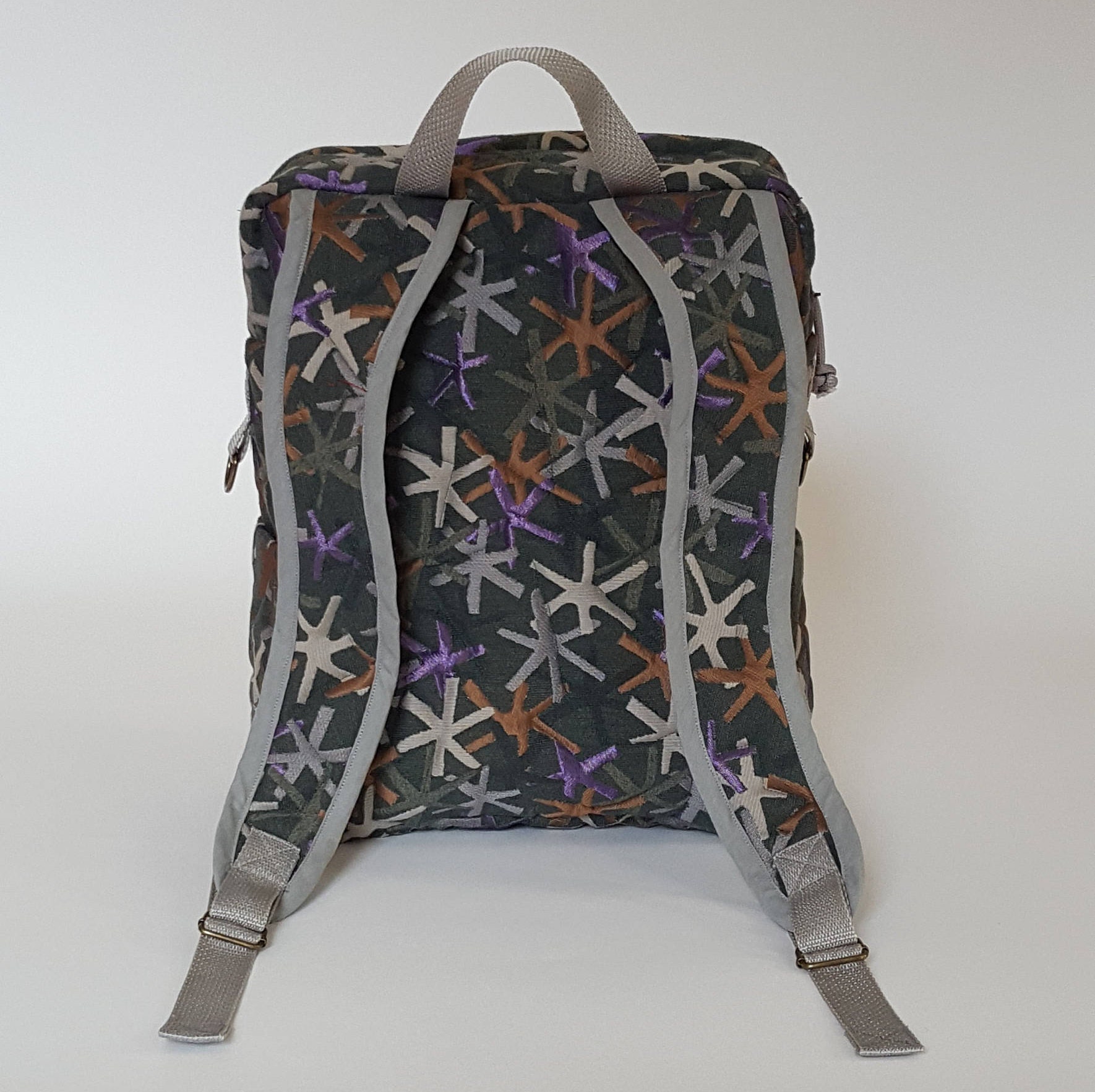 Der Pro Rucksack, "Central Park" Lila, Silber & Gold Wiesenblumen Auf Grün Brokat, Arbeiten/Spielen, Leicht, Waschbar, Robust Der Pro Rucksack, "Central Park" Lila, Silber & Gold Wiesenblumen Auf Grün Brokat, Arbeiten/Spielen, Leicht, Waschbar, Robust von LaTascaDesign