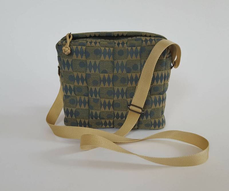 Die Umhängetasche "Frühling in Paris" Grün & Gold-Brokat, Arbeit, Spiel, Reise, Leicht, Wasserdicht, Waschbar, Robust, Unverwechselbar von LaTascaDesign