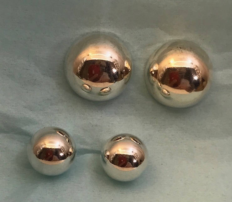 Zwei Paar Sterling Kugel Ohrringe Zwei Paar Sterling Kugel Ohrringe von LaVernesStudio