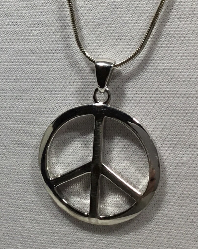 sterling Silberne Friedenszeichen Auf Einer 18 "-Schlangenkette sterling Silberne Friedenszeichen Auf Einer 18 "-Schlangenkette von LaVernesStudio