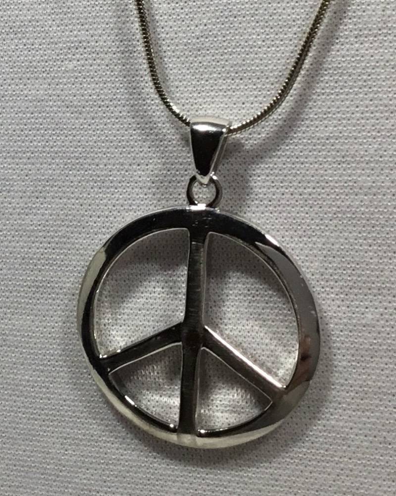 sterling Silberne Friedenszeichen Auf Einer 18 "-Schlangenkette sterling Silberne Friedenszeichen Auf Einer 18 "-Schlangenkette von LaVernesStudio