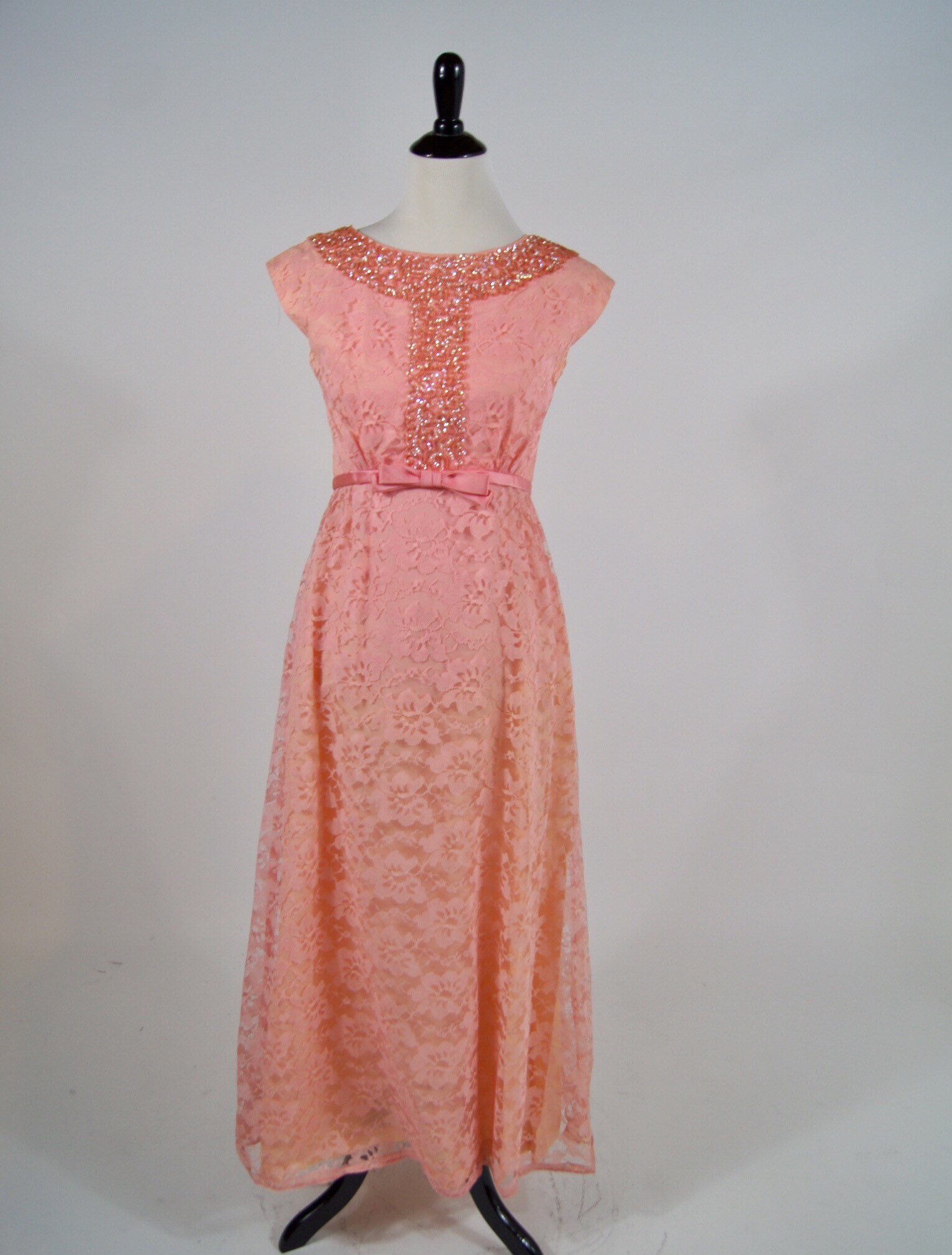 Jahrgang 1960 Emma Domb Pink Spitze Langes Kleid Mit Pailletten Detail, M von LaVieCoutureVintage