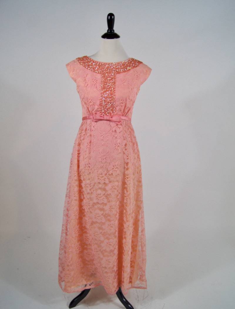Jahrgang 1960 Emma Domb Pink Spitze Langes Kleid Mit Pailletten Detail, M von LaVieCoutureVintage
