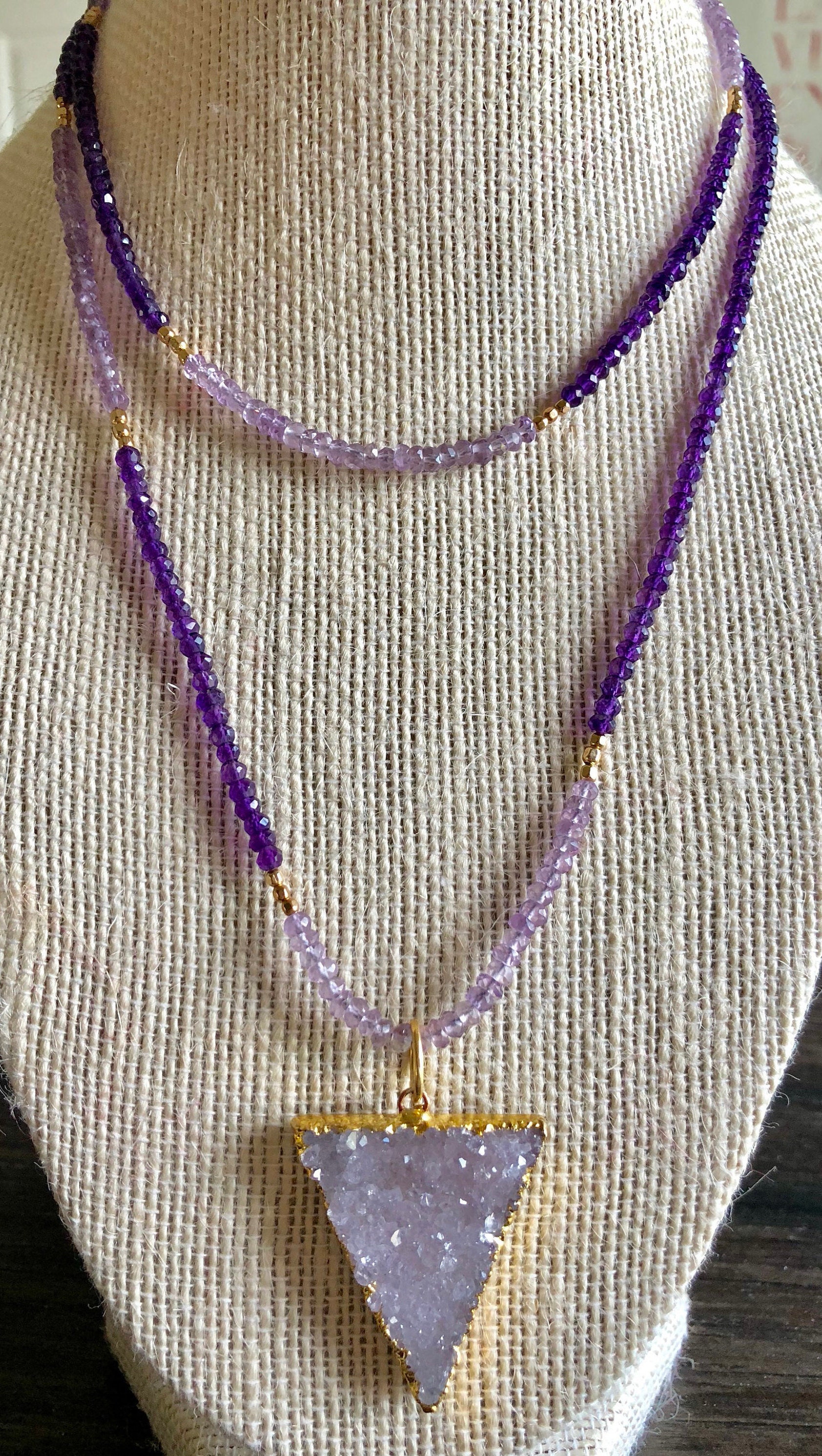 Amethyst Druzy Dreieck Anhänger Auf Lila Und Lavendel Halskette/Echte Edelstein Schmuck Amethyst Druzy Dreieck Anhänger Auf Lila Und Lavendel Halskette/Echte Edelstein Schmuck von LaVieEnRoseJewelry