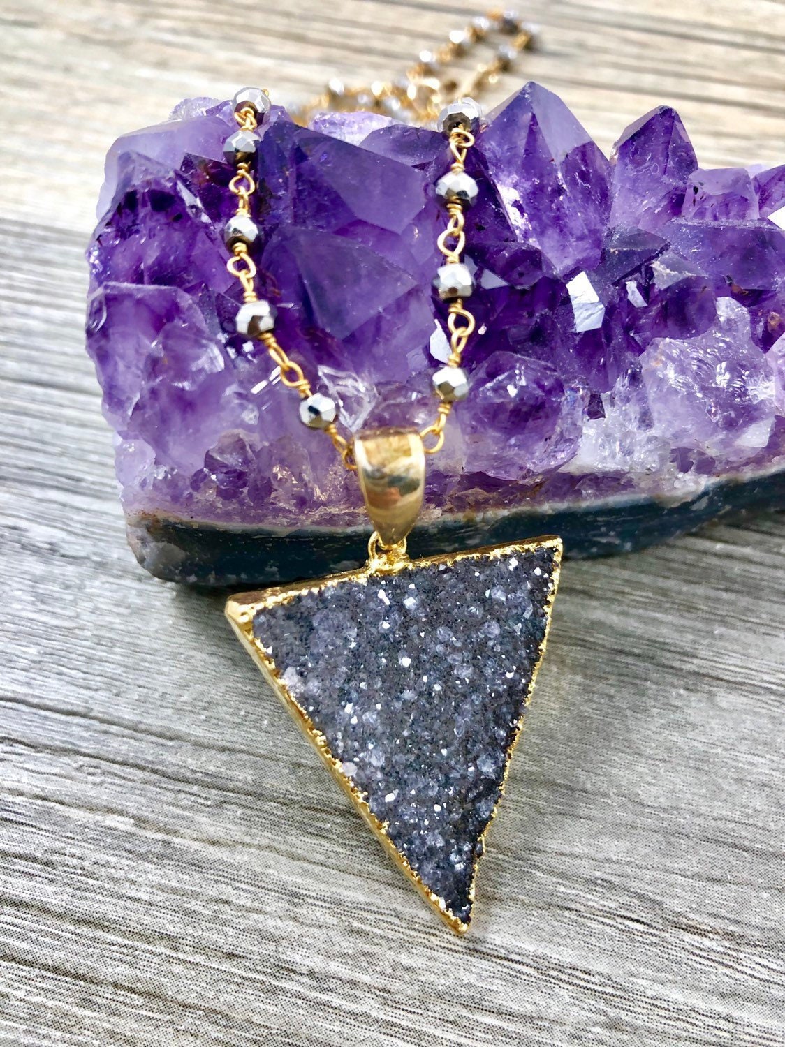 Großer Drudy-Dreieck-Pendant in Stunning Deep Purple Amethyst Auf Wire Gewickelter Rosenkranzkette/Genuine Gemstone Schmuck Großer Drudy-Dreieck-Pendant in Stunning Deep Purple Amethyst Auf Wire Gewickelter Rosenkranzkette/Genuine Gemstone Schmuck von LaVieEnRoseJewelry