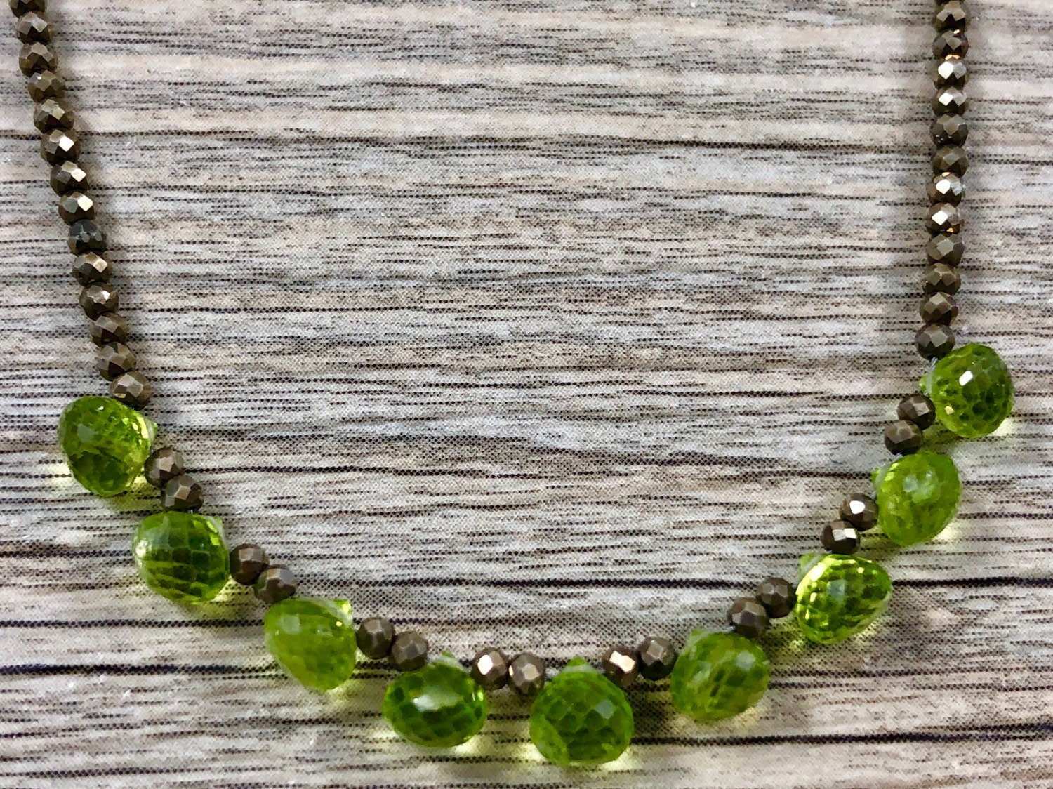 Hellgrüne Peridot Brioletten Auf Natürlichen Pyrit Rondellen Halskette/Echter Edelsteinschmuck Hellgrüne Peridot Brioletten Auf Natürlichen Pyrit Rondellen Halskette/Echter Edelsteinschmuck von LaVieEnRoseJewelry