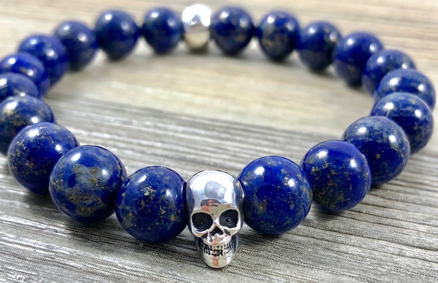 Herren 10 Mm Lapis Stretch Armband Mit Sterling Silber Double Skull Akzent Perlen/Große Runde Echter Edelstein Schmuck Herren 10 Mm Lapis Stretch Armband Mit Sterling Silber Double Skull Akzent Perlen/Große Runde Echter Edelstein Schmuck von LaVieEnRoseJewelry