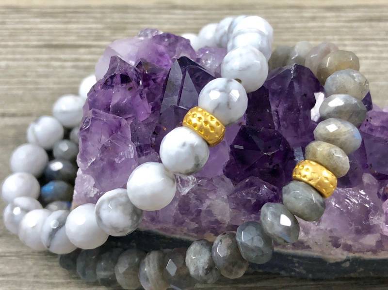 Labradorit Rondelle Stretch Armband/Weiß Howlite Mit Matt Gold Akzent Perle Echte Edelstein Schmuck von LaVieEnRoseJewelry