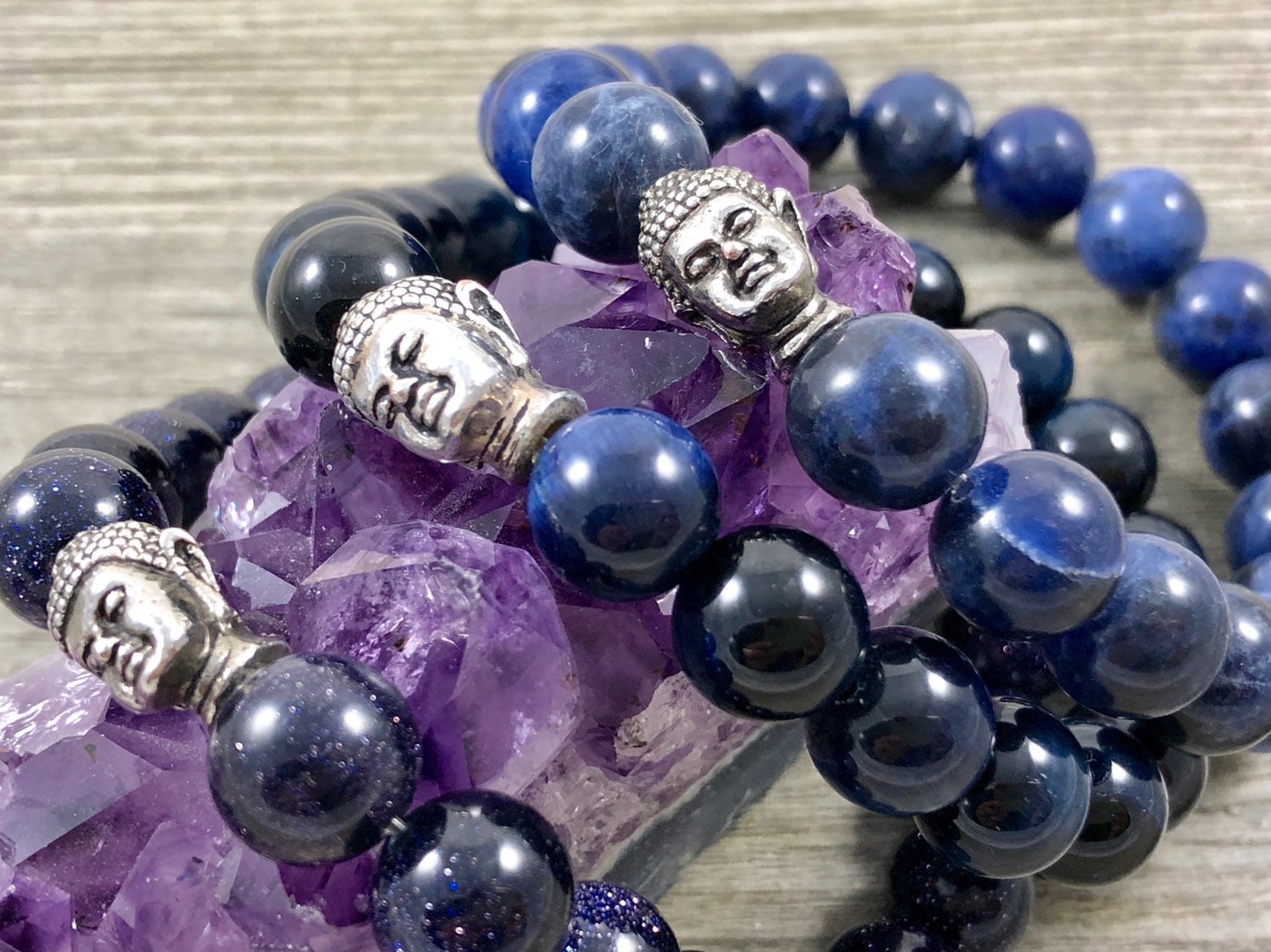 Männer 10mm Perlen Stretch Armbänder W/Sterling Silber Buddha in Blau Sandstein, Sodalith, Blaues Tigerauge Herrenschmuck Männer 10mm Perlen Stretch Armbänder W/Sterling Silber Buddha in Blau Sandstein, Sodalith, Blaues Tigerauge Herrenschmuck von LaVieEnRoseJewelry