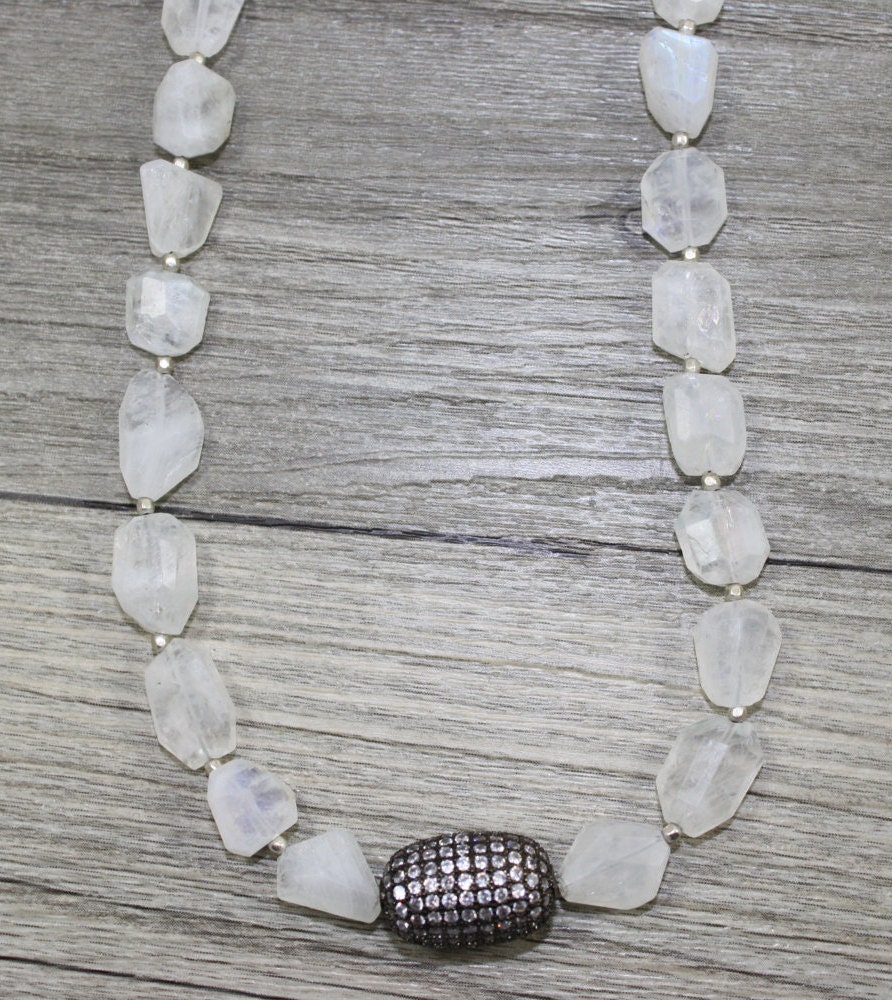 Mondstein Facettierte Nugget Halskette Mit Geschwollenen Oval Cz Strass Pave Fokale Perle/Glam Rock Mondstein Facettierte Nugget Halskette Mit Geschwollenen Oval Cz Strass Pave Fokale Perle/Glam Rock von LaVieEnRoseJewelry