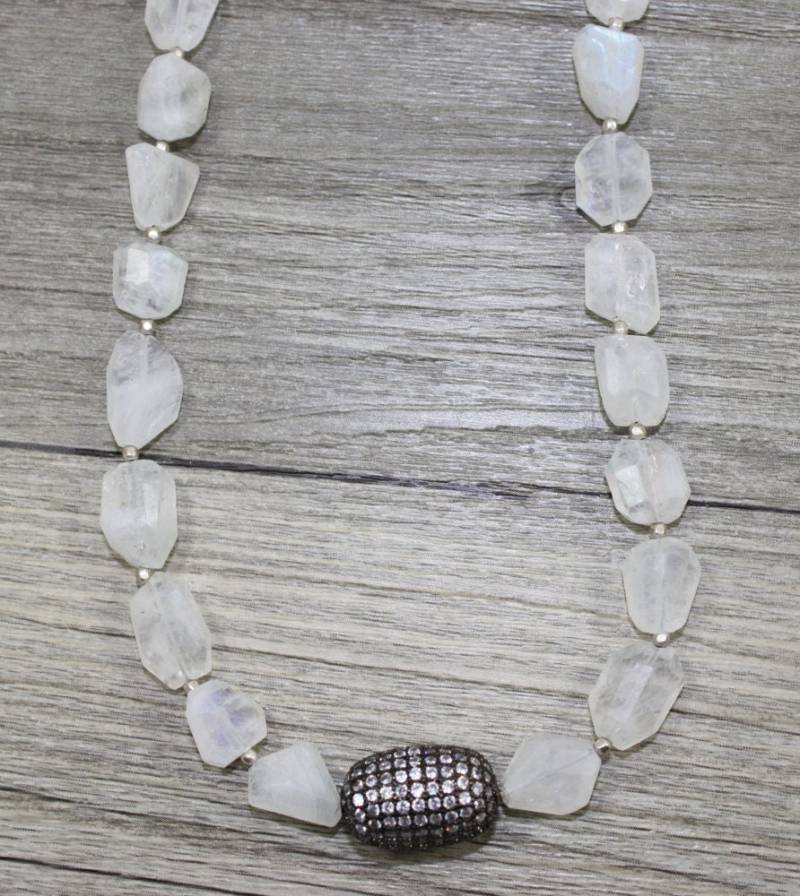 Mondstein Facettierte Nugget Halskette Mit Geschwollenen Oval Cz Strass Pave Fokale Perle/Glam Rock Mondstein Facettierte Nugget Halskette Mit Geschwollenen Oval Cz Strass Pave Fokale Perle/Glam Rock von LaVieEnRoseJewelry