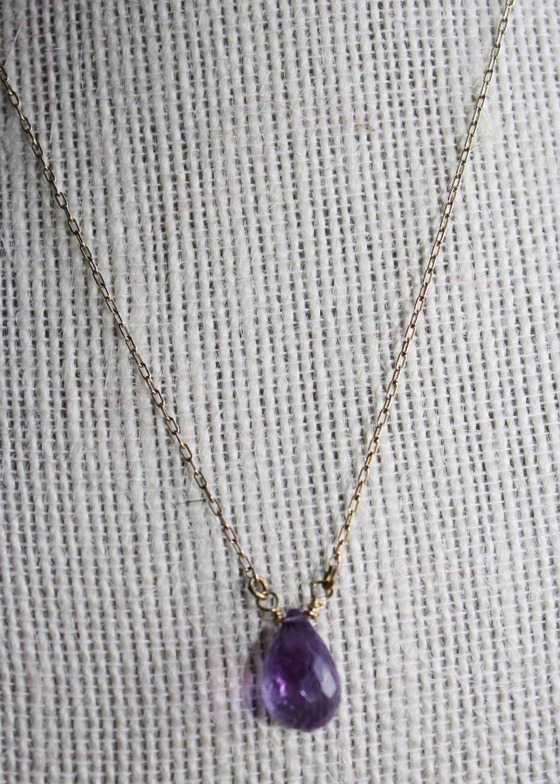 Natürliche Lila Amethyst Tropfen Anhänger Halskette Natürliche Lila Amethyst Tropfen Anhänger Halskette von LaVieEnRoseJewelry