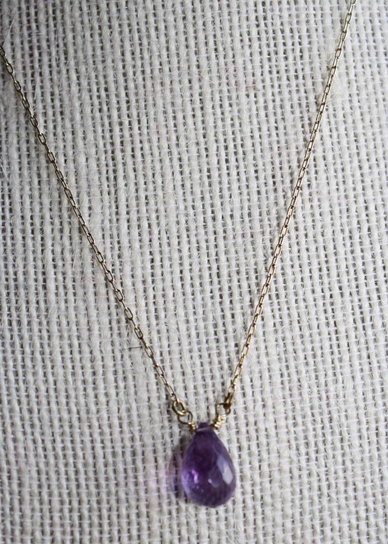Natürliche Lila Amethyst Tropfen Anhänger Halskette Natürliche Lila Amethyst Tropfen Anhänger Halskette von LaVieEnRoseJewelry