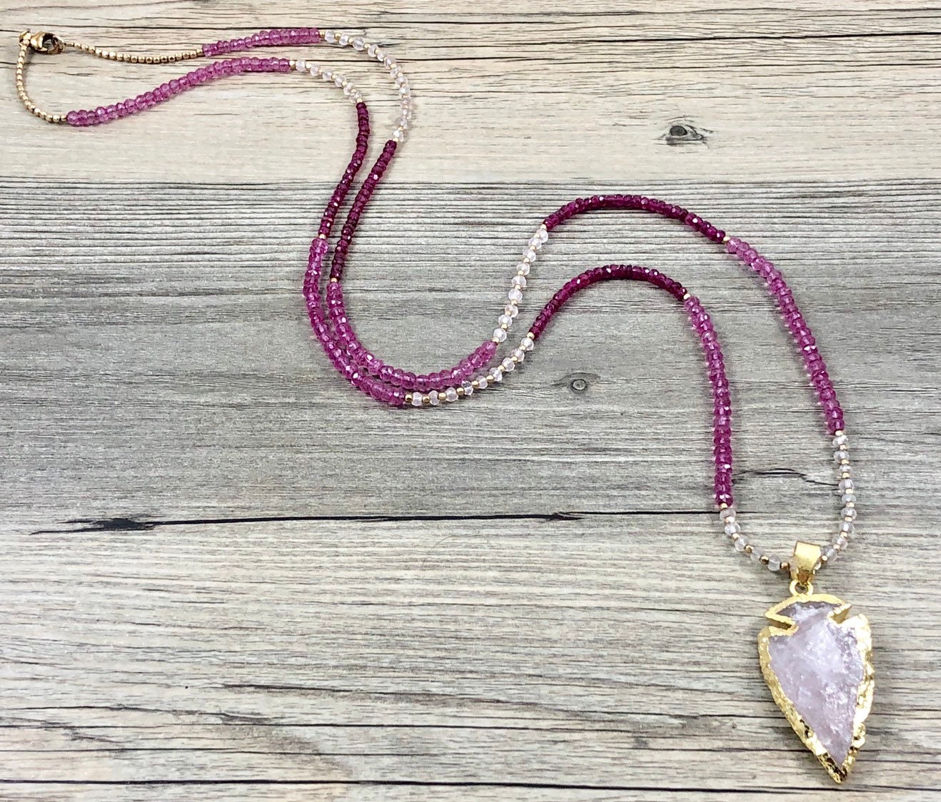 Rose Quarz Pfeilspitze Anhänger Halskette Mit Rosenquarz, Rosa Topas Und Rubin Facettierten Rondelles Gold Gefüllt Perlen Rose Quarz Pfeilspitze Anhänger Halskette Mit Rosenquarz, Rosa Topas Und Rubin Facettierten Rondelles Gold Gefüllt Perlen von LaVieEnRoseJewelry