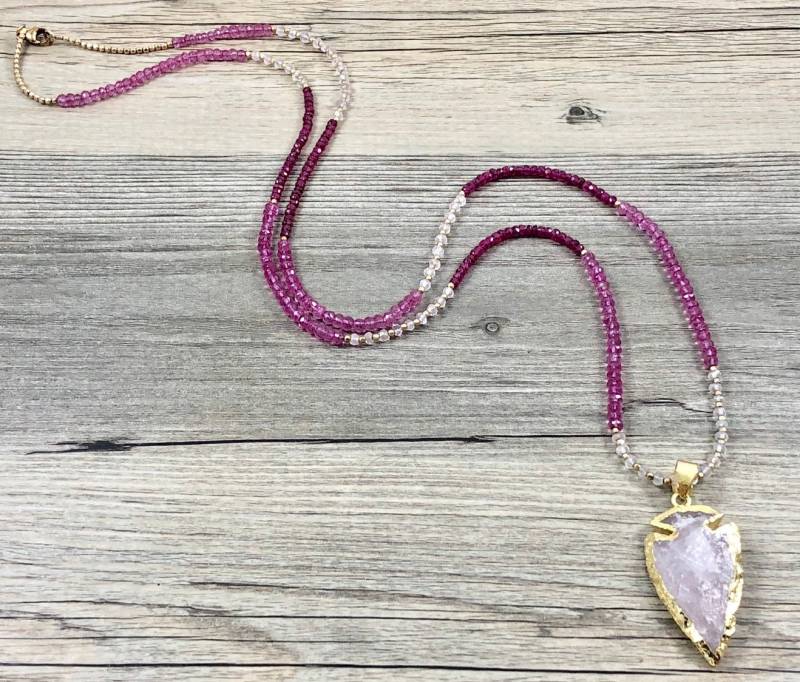 Rose Quarz Pfeilspitze Anhänger Halskette Mit Rosenquarz, Rosa Topas Und Rubin Facettierten Rondelles Gold Gefüllt Perlen Rose Quarz Pfeilspitze Anhänger Halskette Mit Rosenquarz, Rosa Topas Und Rubin Facettierten Rondelles Gold Gefüllt Perlen von LaVieEnRoseJewelry