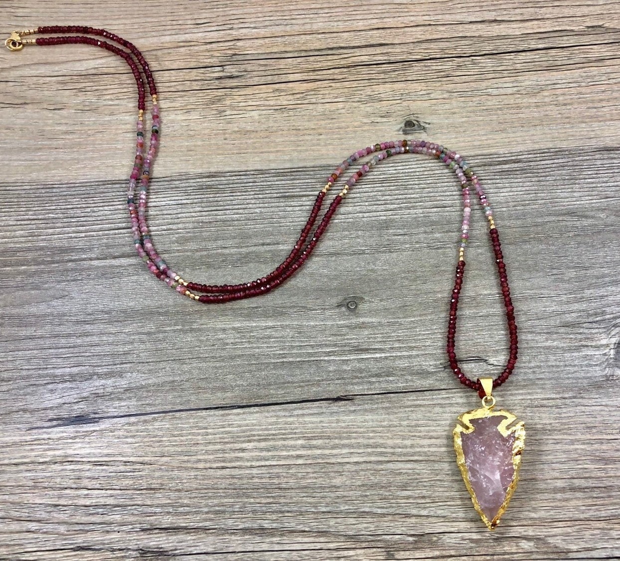 Rosenquarz Pfeilspitze Anhänger An Einem Multi Farbigen Facettierten Turmalin Und Rosa Rhodolith Granat Rondell Halskette/Aaa Qualität Edelsteine Rosenquarz Pfeilspitze Anhänger An Einem Multi Farbigen Facettierten Turmalin Und Rosa Rhodolith Granat Rondell Halskette/Aaa Qualität Edelsteine von LaVieEnRoseJewelry