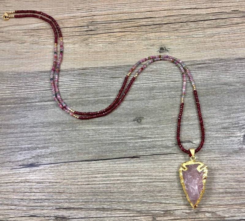 Rosenquarz Pfeilspitze Anhänger An Einem Multi Farbigen Facettierten Turmalin Und Rosa Rhodolith Granat Rondell Halskette/Aaa Qualität Edelsteine Rosenquarz Pfeilspitze Anhänger An Einem Multi Farbigen Facettierten Turmalin Und Rosa Rhodolith Granat Rondell Halskette/Aaa Qualität Edelsteine von LaVieEnRoseJewelry