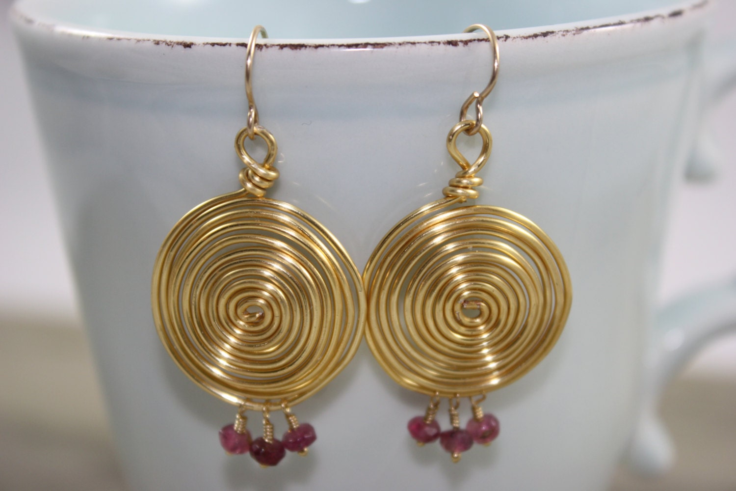 Spirale Ohrringe Mit Rosa Turmalin Baumelt/Handgefertigt Spirale Ohrringe Mit Rosa Turmalin Baumelt/Handgefertigt von LaVieEnRoseJewelry
