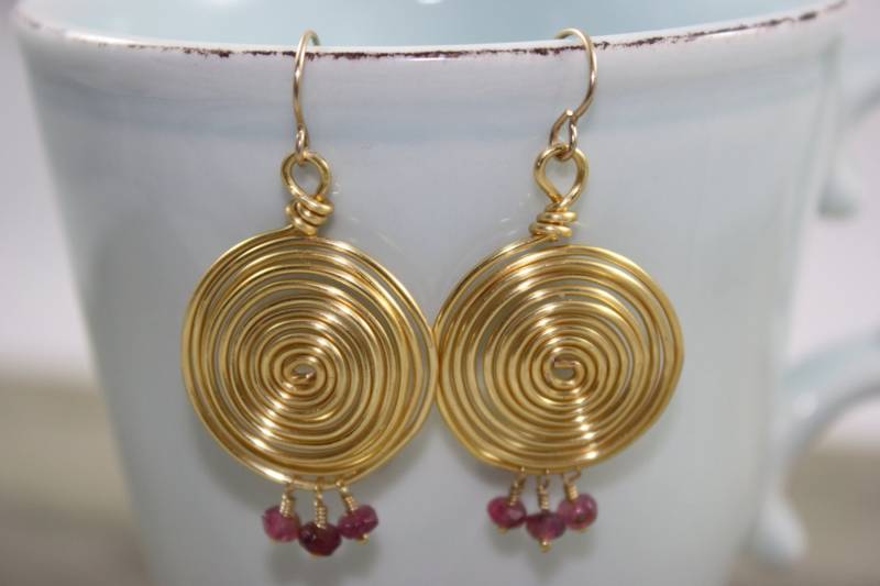 Spirale Ohrringe Mit Rosa Turmalin Baumelt/Handgefertigt Spirale Ohrringe Mit Rosa Turmalin Baumelt/Handgefertigt von LaVieEnRoseJewelry