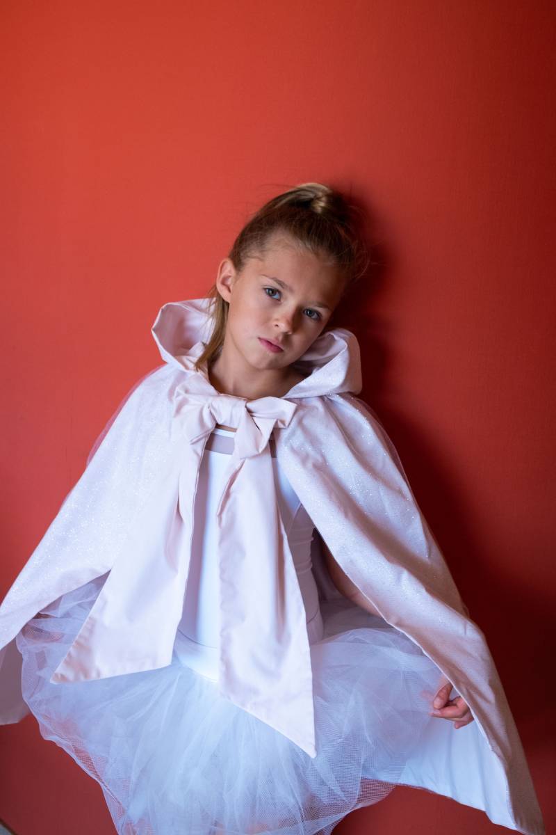 Puderrosa Prinzessinnumhang Mit Kapuze - Modell „Prinzessin Lena" Paillettenbesetzter Tüll Und Baumwolle Mädchenkostüm von LaVieEnRoseaParis