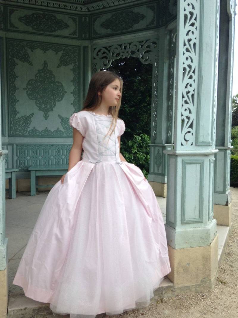 Puderrosa Prinzessinnenkleid Für Mädchen - Hochwertige Baumwolle Und Silberner Paillettentüll Handgefertigtes Kostüm in Paris von LaVieEnRoseaParis
