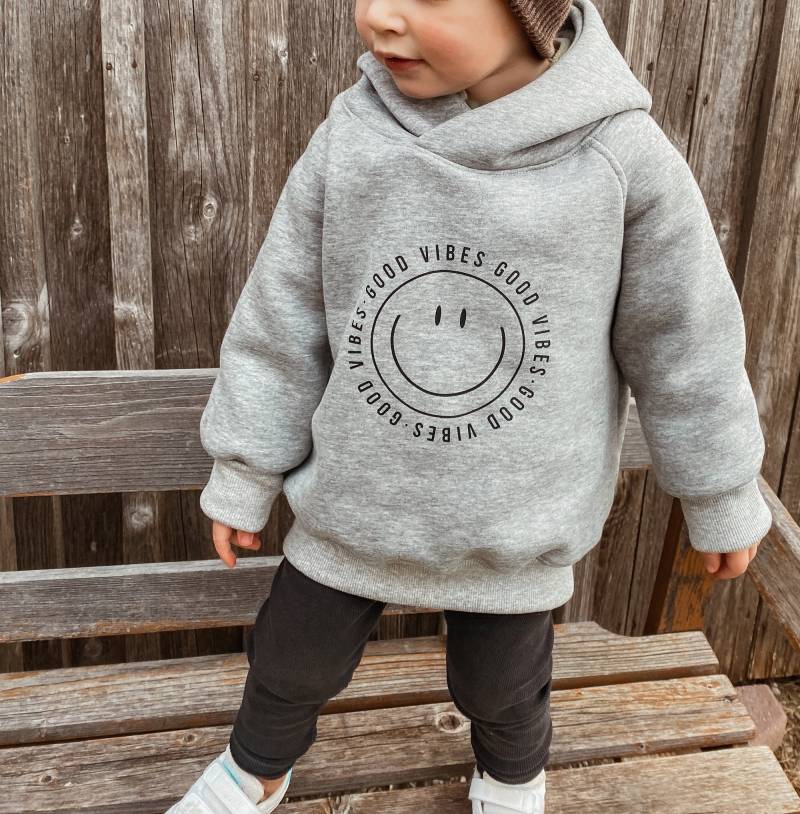 Oversize Hoodie Sweater - Front Print Good Vibes Gr. 50/56 134/140 Baby Kinder Sweatshirt Statement in Hellgrau von Label1912