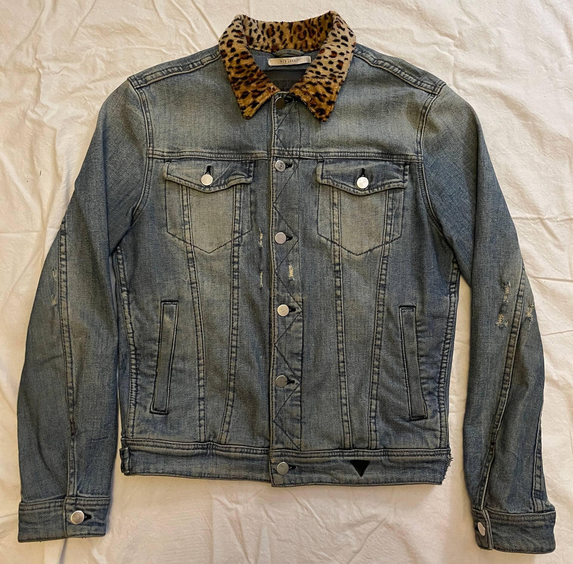 Vtg Guess Rex Distressed Jeansjacke Mit Leopardenmuster, Unisex Klein, Sehr Cool, Selten, Mint Vtg Guess Rex Distressed Jeansjacke Mit Leopardenmuster, Unisex Klein, Sehr Cool, Selten, Mint von LabelLoves