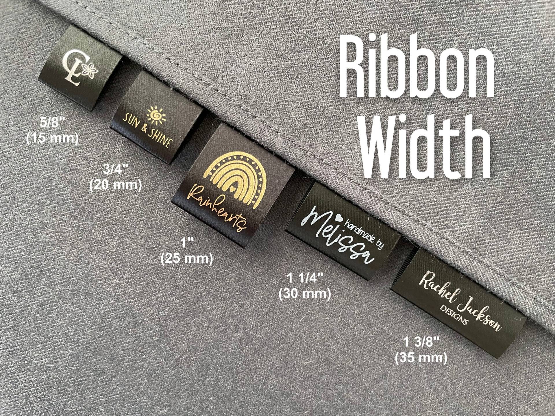 Schwarze Satin-Nähetiketten Auf Einer Rolle, 500-5000 Pro Ungeschnittene Schwarze Nähetiketten, Tintenoptionen Weiß, Silber & Gold Schwarze Satin-Nähetiketten Auf Einer Rolle, 500-5000 Pro Ungeschnittene Schwarze Nähetiketten, Tintenoptionen Weiß, Silber & Gold von LabelZone