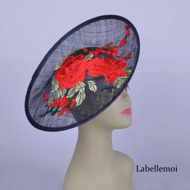 Chinoiserie Marineblau/Rote Untertasse Sinamay Hut Derby Ascot Spitze Hochzeit Fascinator Mit Großer Pfingstrosen - Und Pflaumenblüten-stickerei von LabellemoiDesign