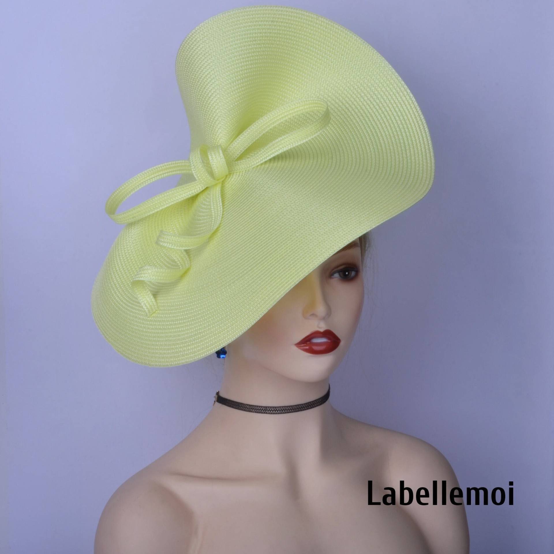 Exclusiver Blassgelber Fascinator Couture Gelb Große Untertasse Hochzeitshut Ascot Hut Hatinator Teeparty Mutter Der Braut Exclusiver Blassgelber Fascinator Couture Gelb Große Untertasse Hochzeitshut Ascot Hut Hatinator Teeparty Mutter Der Braut von LabellemoiDesign