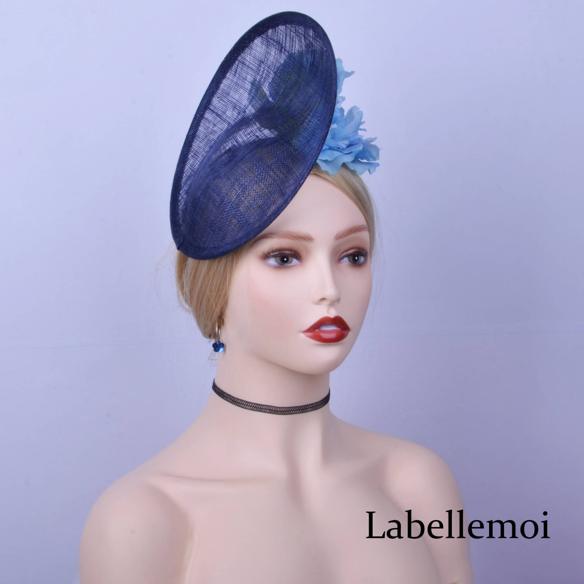 Exklusives Design, Marine Blaue Sinamay Scheibe Fascinator Derby Hut Ascot Royal Hochzeitshut Kirchenhut Fedora Zylinder W/Seidenblume von LabellemoiDesign