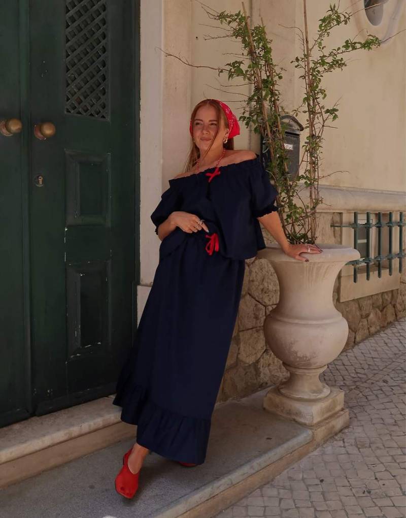 Labelrail x Rebecca Olivia - Bluse in Marineblau mit Off-Shoulder-Träger von Labelrail