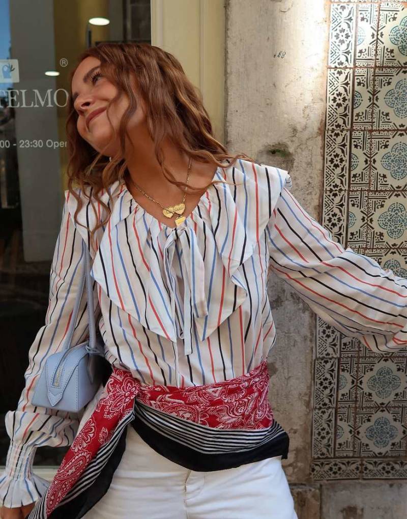 Labelrail x Rebecca Olivia - Bluse mit Kragendetail und auffälligem buntem Streifenmuster von Labelrail