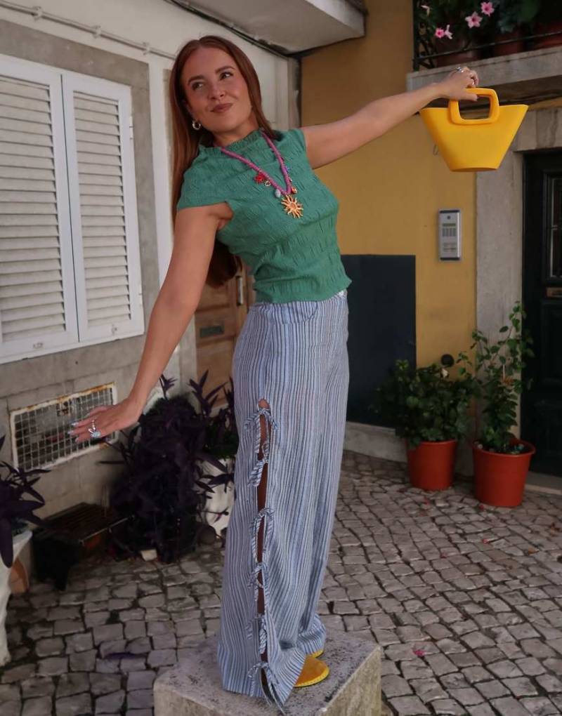 Labelrail x Rebecca Olivia - Bunt gestreifte Hose mit weitem Bein und seitlichen Binde-Details von Labelrail