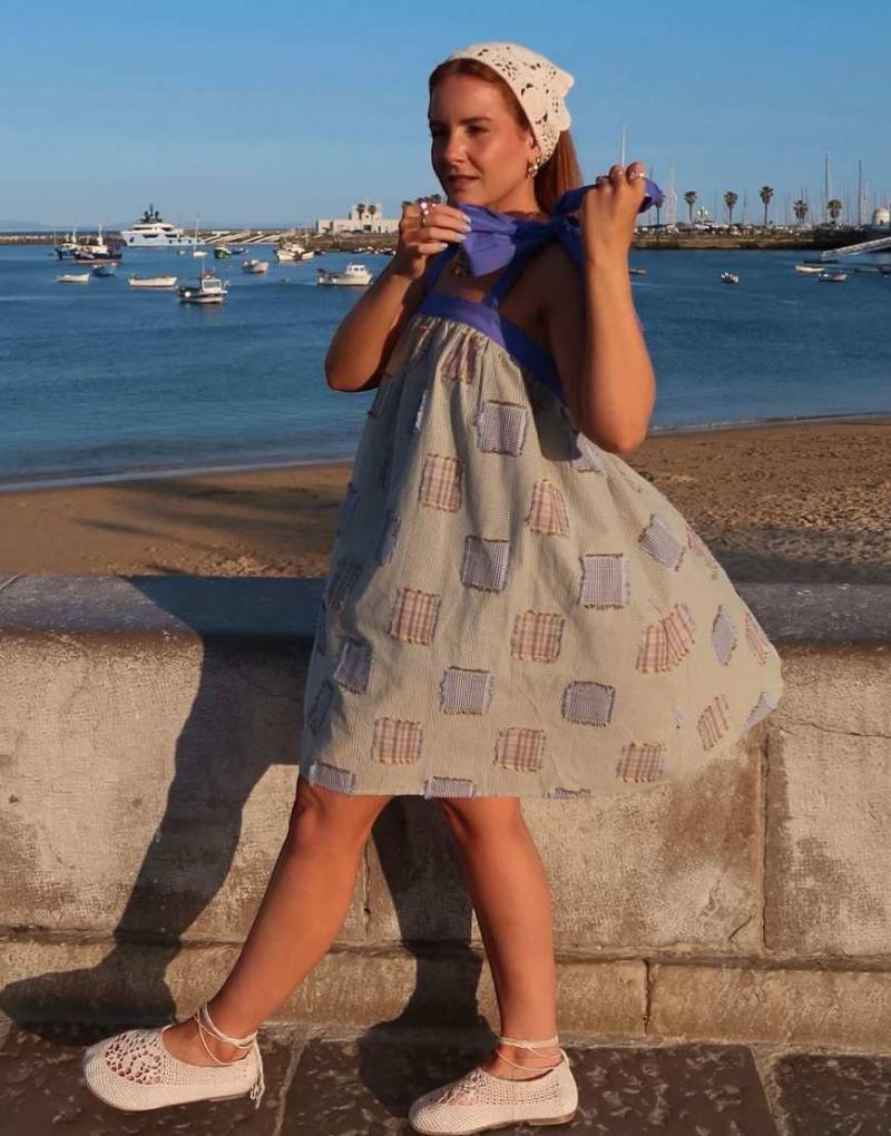 Labelrail x Rebecca Olivia - Buntes, trapezförmiges Hängerkleid mit schmalen Trägern und Patchwork-Design von Labelrail