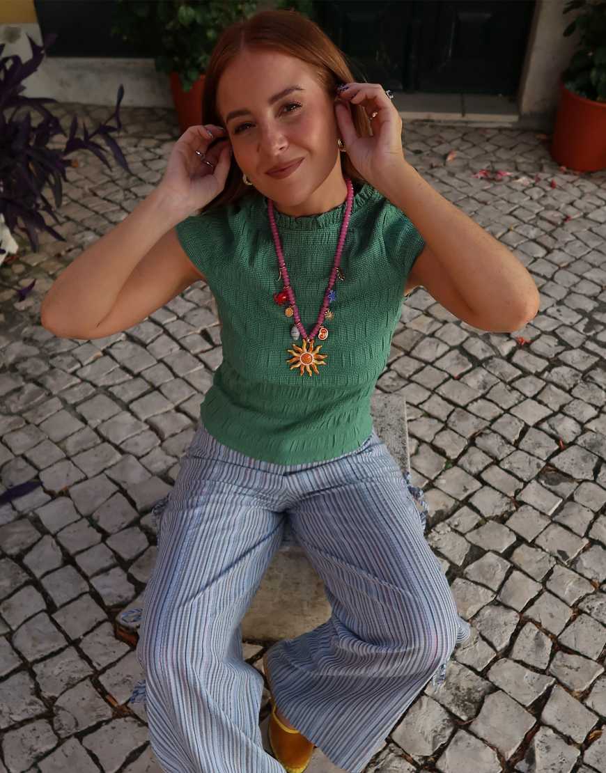 Labelrail x Rebecca Olivia - Gesmoktes, knapp geschnittenes T-Shirt in Jadegrün mit Vichy-Karomuster Labelrail x Rebecca Olivia - Gesmoktes, knapp geschnittenes T-Shirt in Jadegrün mit Vichy-Karomuster von Labelrail