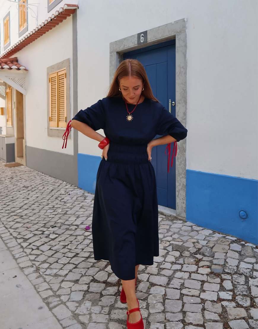 Labelrail x Rebecca Olivia - Gesmoktes Midaxi-Kleid in Marineblau Labelrail x Rebecca Olivia - Gesmoktes Midaxi-Kleid in Marineblau von Labelrail