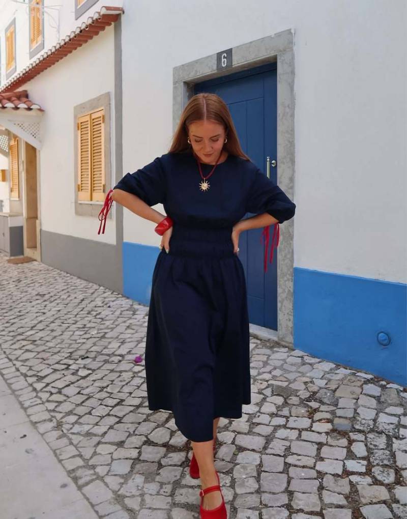 Labelrail x Rebecca Olivia - Gesmoktes Midaxi-Kleid in Marineblau von Labelrail
