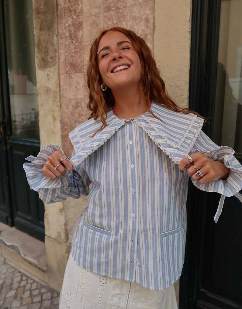 Labelrail x Rebecca Olivia - Gestreifte Tunika in Hellblau mit Kragendetail von Labelrail