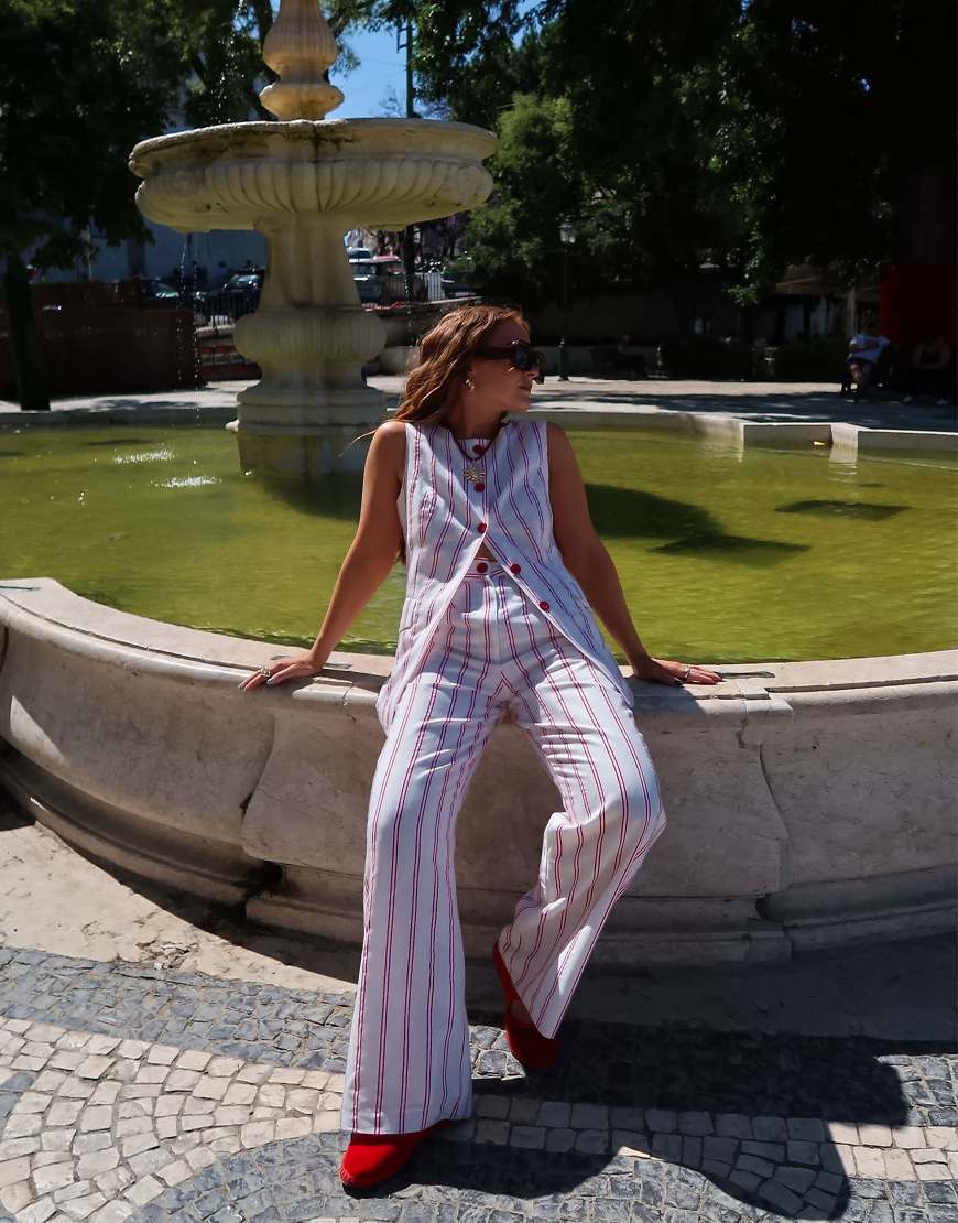 Labelrail x Rebecca Olivia - Gestreifte Twill-Hose in Rot und Cremeweiß mit geradem Schnitt, Kombiteil Labelrail x Rebecca Olivia - Gestreifte Twill-Hose in Rot und Cremeweiß mit geradem Schnitt, Kombiteil von Labelrail