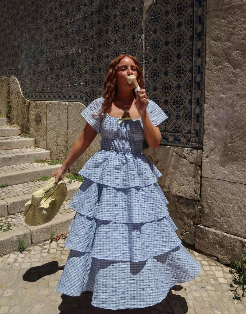 Labelrail x Rebecca Olivia - Gestuftes Midaxi-Kleid in Hellblau mit Vichy-Karo von Labelrail