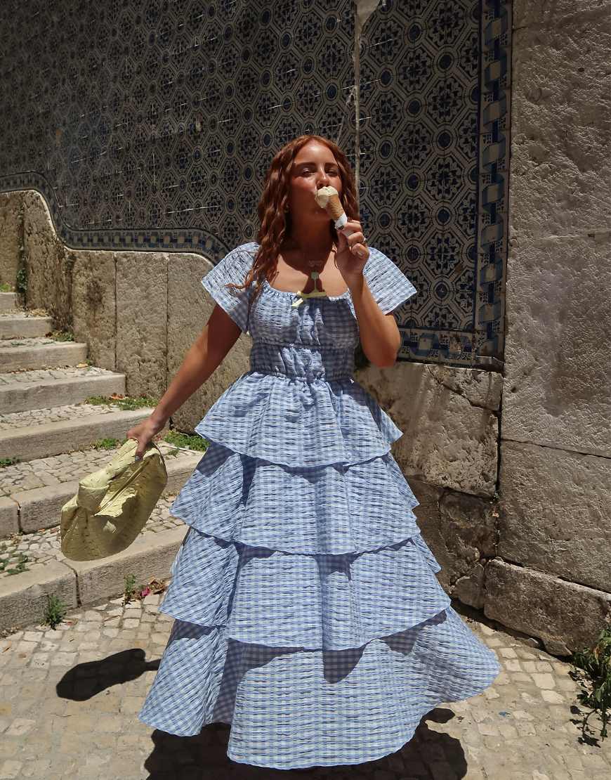 Labelrail x Rebecca Olivia - Gestuftes Midaxi-Kleid in Hellblau mit Vichy-Karo Labelrail x Rebecca Olivia - Gestuftes Midaxi-Kleid in Hellblau mit Vichy-Karo von Labelrail