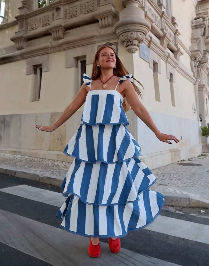 Labelrail x Rebecca Olivia - Gestuftes Midaxi-Kleid mit Zirkusstreifen in Marineblau und Cremeweiß von Labelrail