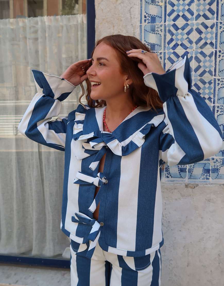 Labelrail x Rebecca Olivia - Jacke mit Bindedetail und Zirkusstreifen in Marineblau und Cremeweiß Labelrail x Rebecca Olivia - Jacke mit Bindedetail und Zirkusstreifen in Marineblau und Cremeweiß von Labelrail
