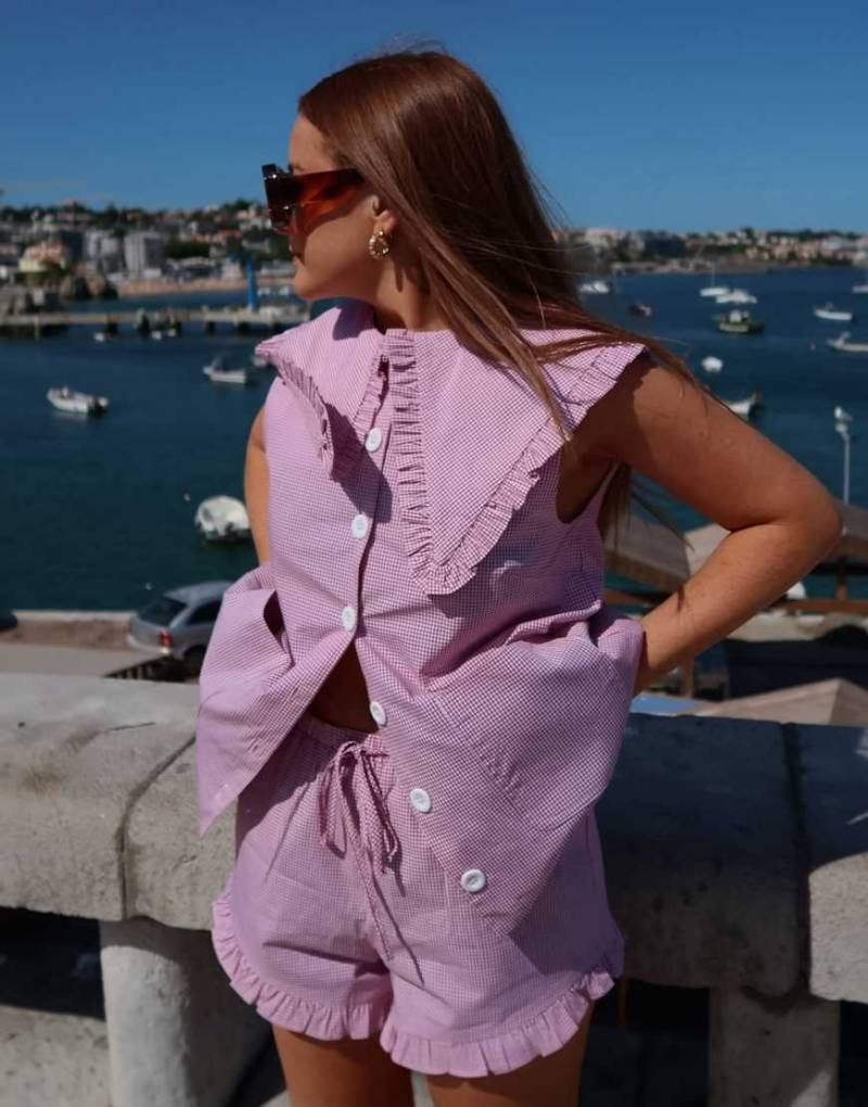 Labelrail x Rebecca Olivia - Karierte Shorts in Rot mit Rüschenkante, Kombiteil von Labelrail