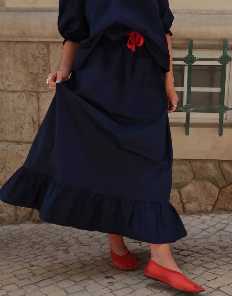 Labelrail x Rebecca Olivia - Midaxi-Rock in Marineblau mit Rüschenkante von Labelrail