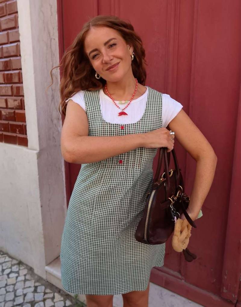 Labelrail x Rebecca Olivia - Minikleid in Grün mit kleinem Karomuster von Labelrail