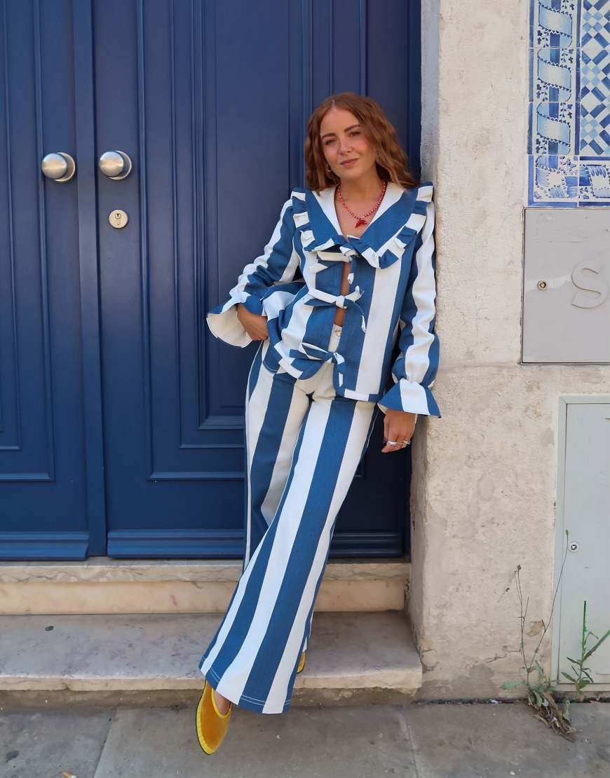 Labelrail x Rebecca Olivia - Weit geschnittene Hose mit Zirkusstreifen in Marineblau und Cremeweiß von Labelrail