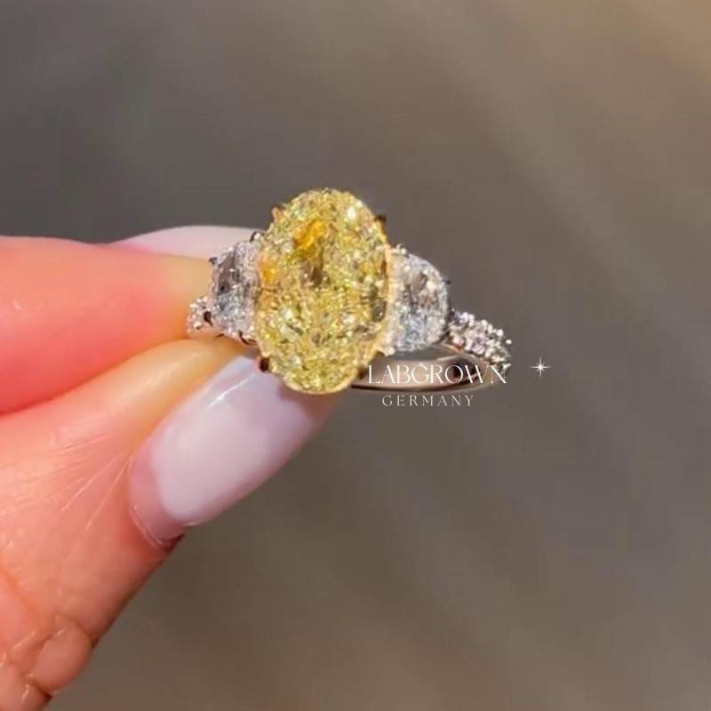 3.80Ct Vs2 + Zertifizierter Gelber Ovalschliff Dreistein Labgrown Diamant-Verlobungsring, Seitenstein-Halbmondschliff Pave Set Ehering von LabgrownGermany